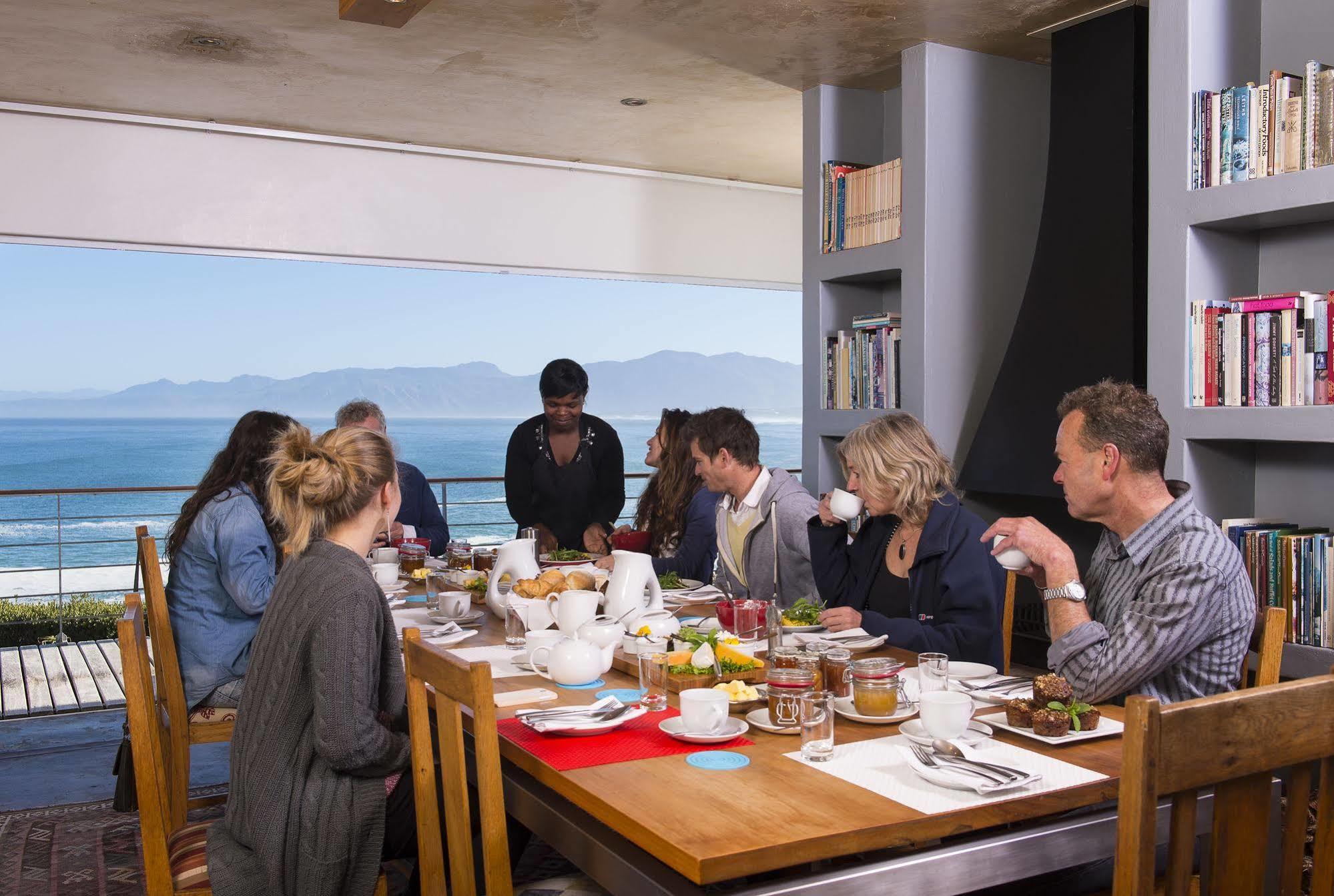 Whalesong Lodge Gansbaai Buitenkant foto