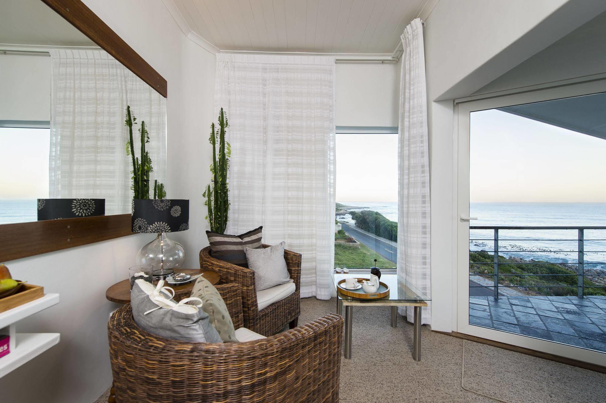 Whalesong Lodge Gansbaai Buitenkant foto