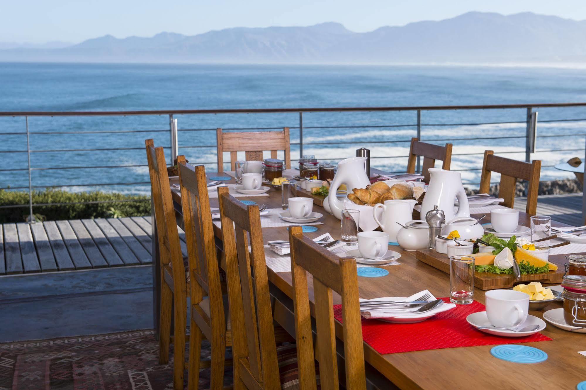 Whalesong Lodge Gansbaai Buitenkant foto