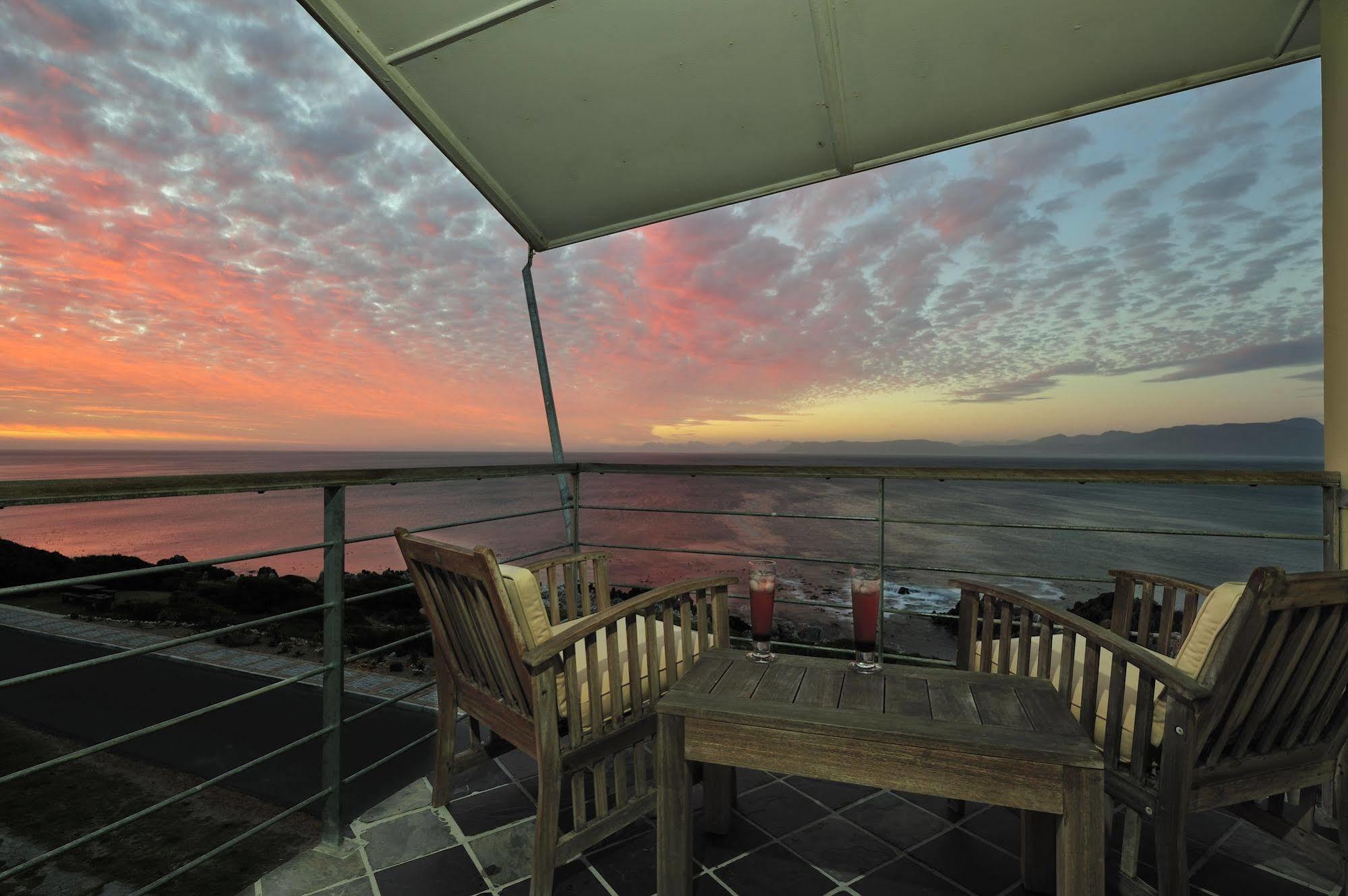 Whalesong Lodge Gansbaai Buitenkant foto